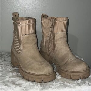 Torrid Blonde Chelsea Boots 8 WW PLUS